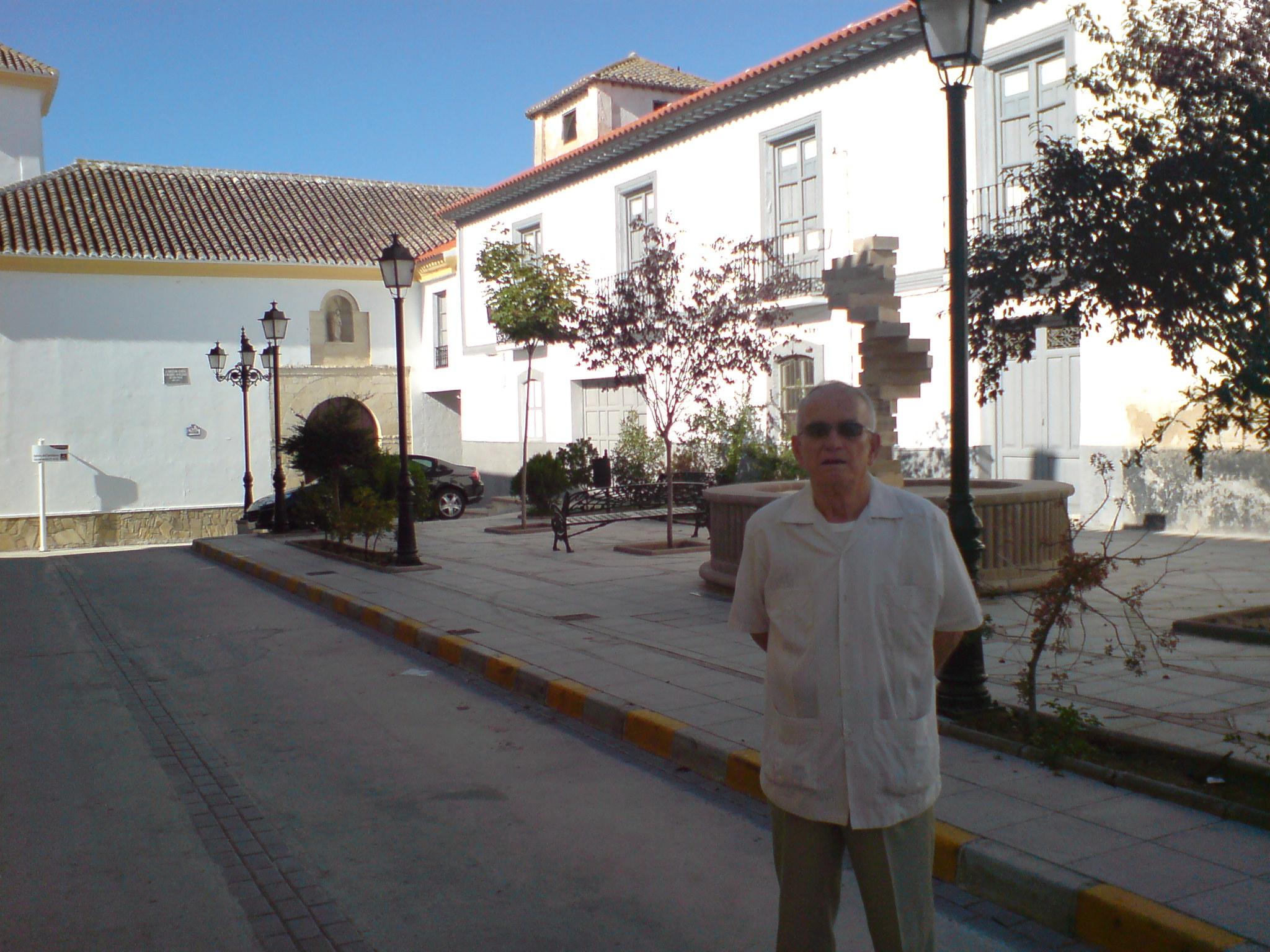 Emilio, padre de Jesús, visitando por primera vez el pueblo de su abuelo