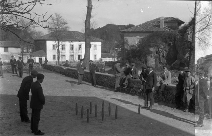 Hombres jugando a los bolos en 1915 en Posada de Llanes
