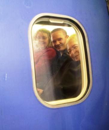 Avión Desde la derecha: Schelly, Mark y Chris (una amiga de MyHeritage) camino a la conferencia