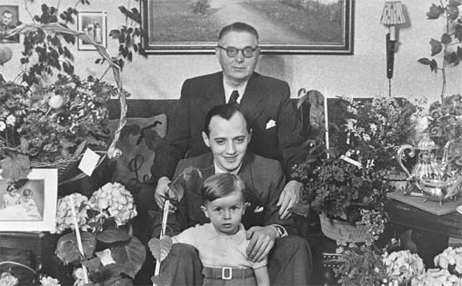 Las tres generaciones de la familia Christiansen: Ole, Godtfred and Kjeld (Credito foto: http://www.brickfetish.com/timeline/1891.html)
