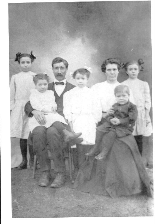 Bisabuelos Bisabuelos maternos de Melva Jo y su familia: Norval Channing Smith (1878 PA-1955 PA) y Amanda Catherine (Pyle) Channing (1877 PA-1957 PA). Su abuela (a la izquierda) es Rebecca (Channing) Lytle (1901 PA-1980 FL) (Foto de cortesía).