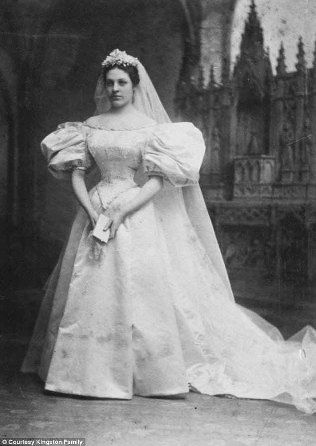 Mary Lowry Warren, tatarabuela de Abigail Kingston luciendo el primer vestido de boda en 1895. (Créditos imagen: Leslie Kingston)