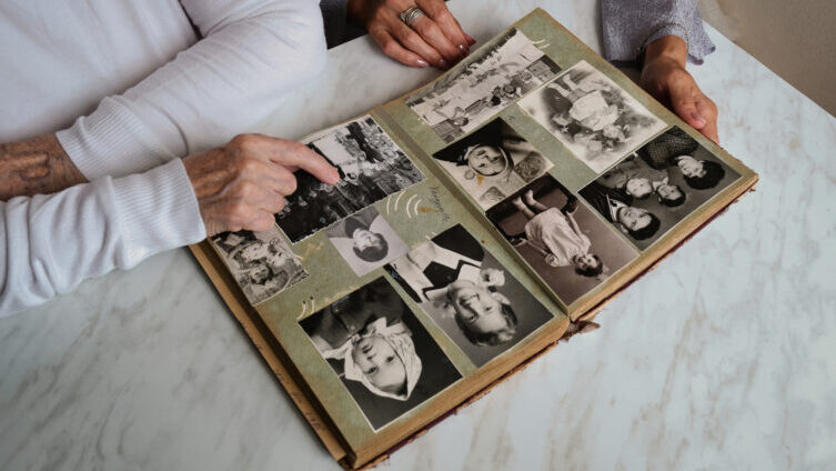 ¿Cómo Preservar Fotos Antiguas y Documentos Familiares?