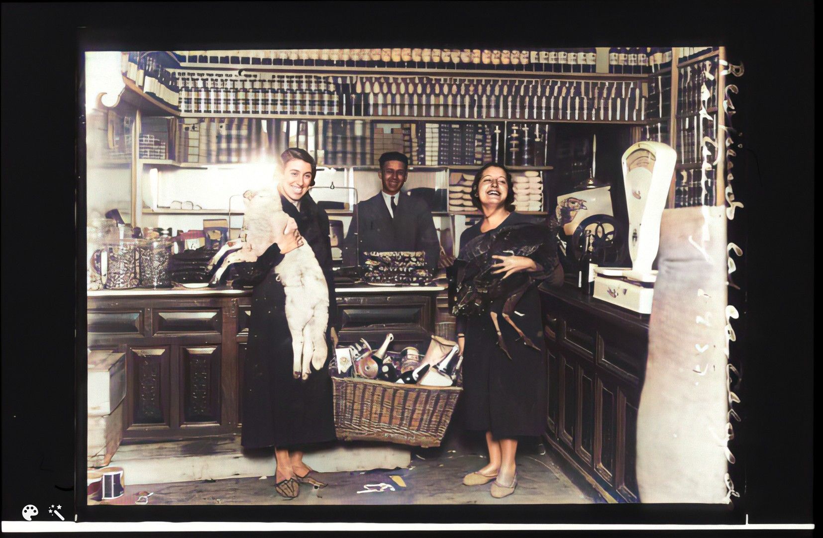 RECOGIENDO LAS CESTAS DE LAS TIENDAS Archivo Regional Comunidad de Madrid- Martín Santos Yubero- Foto Coloreada con MyHeritage InColor. Año 1933.