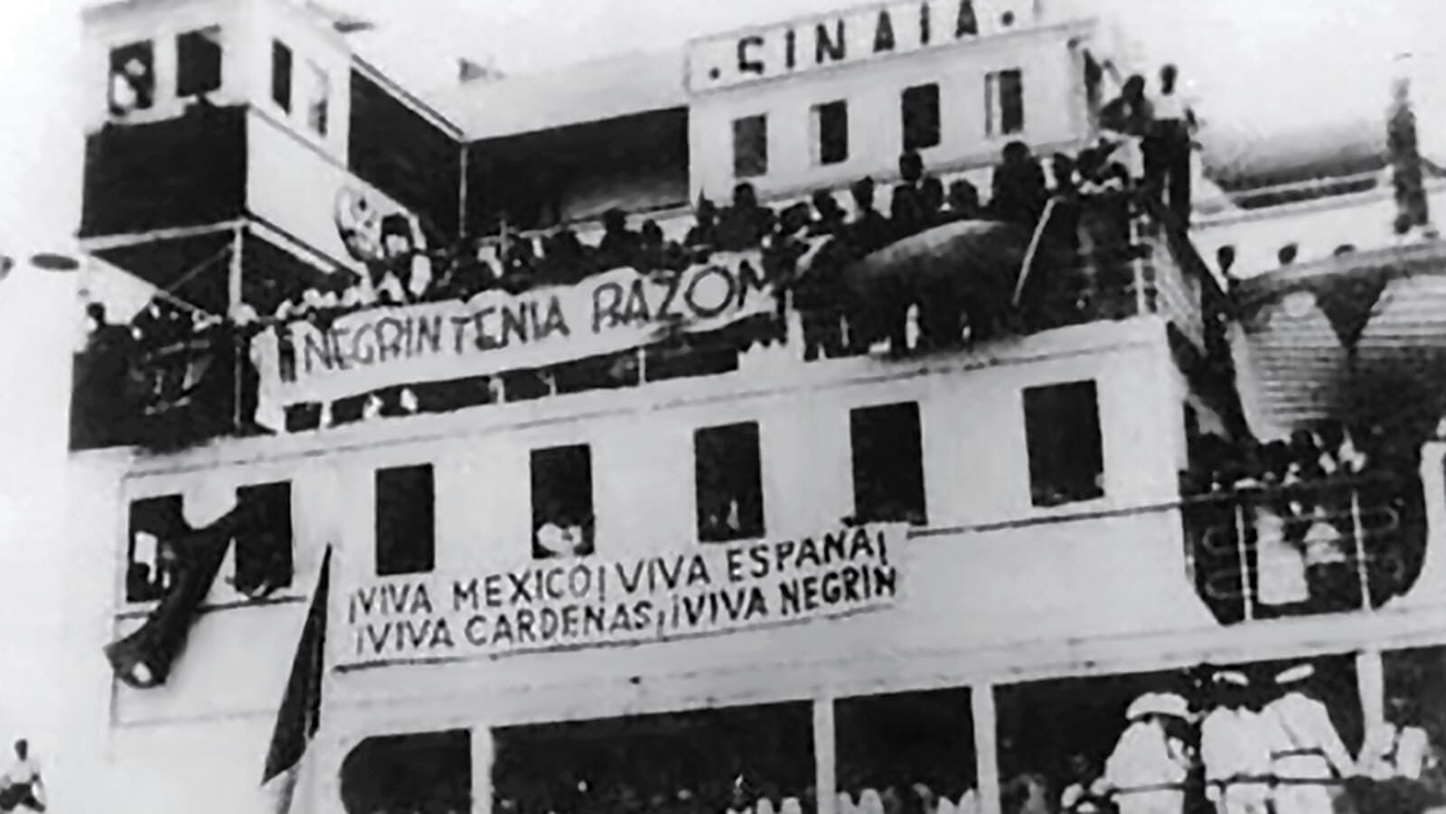 Cubierta del buque «Sinaia» repleta de exiliados republicanos españoles a su llegada a México en 1939. Autor desconocido. Wikimedia Commons