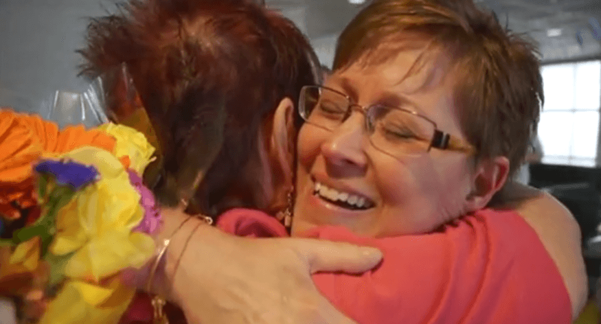 Madre e hija reunidas después de 50 años separadas