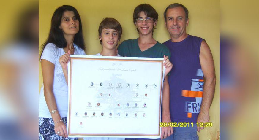 Ganador en el Concurso Navideño recibe poster de su árbol familiar