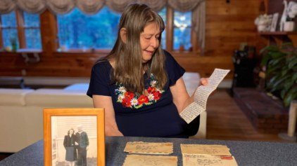 Cartas de amor de la Segunda Guerra Mundial encontradas son devueltas a la hija de la pareja que las escribió