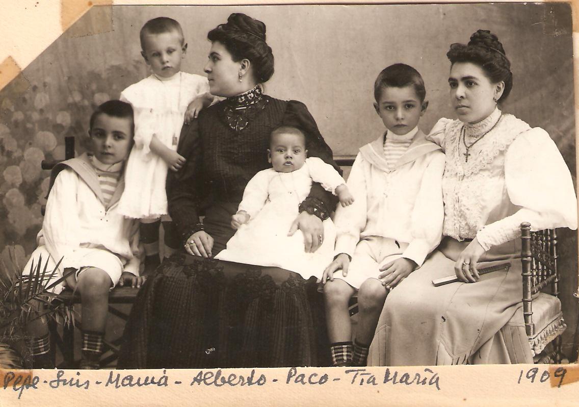 Carreras Obrador (De negro mi bisabuela, de blanco su hermana, el resto son mi abuelo y sus hermanos) Carreras Obrador (De negro mi bisabuela, de blanco su hermana, el resto son mi abuelo y sus hermanos)