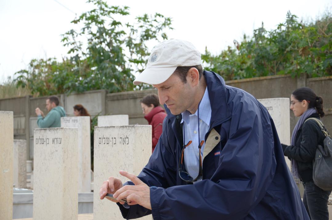 CEO de MyHeritage Gilad Japhet fotografiando lápidas.