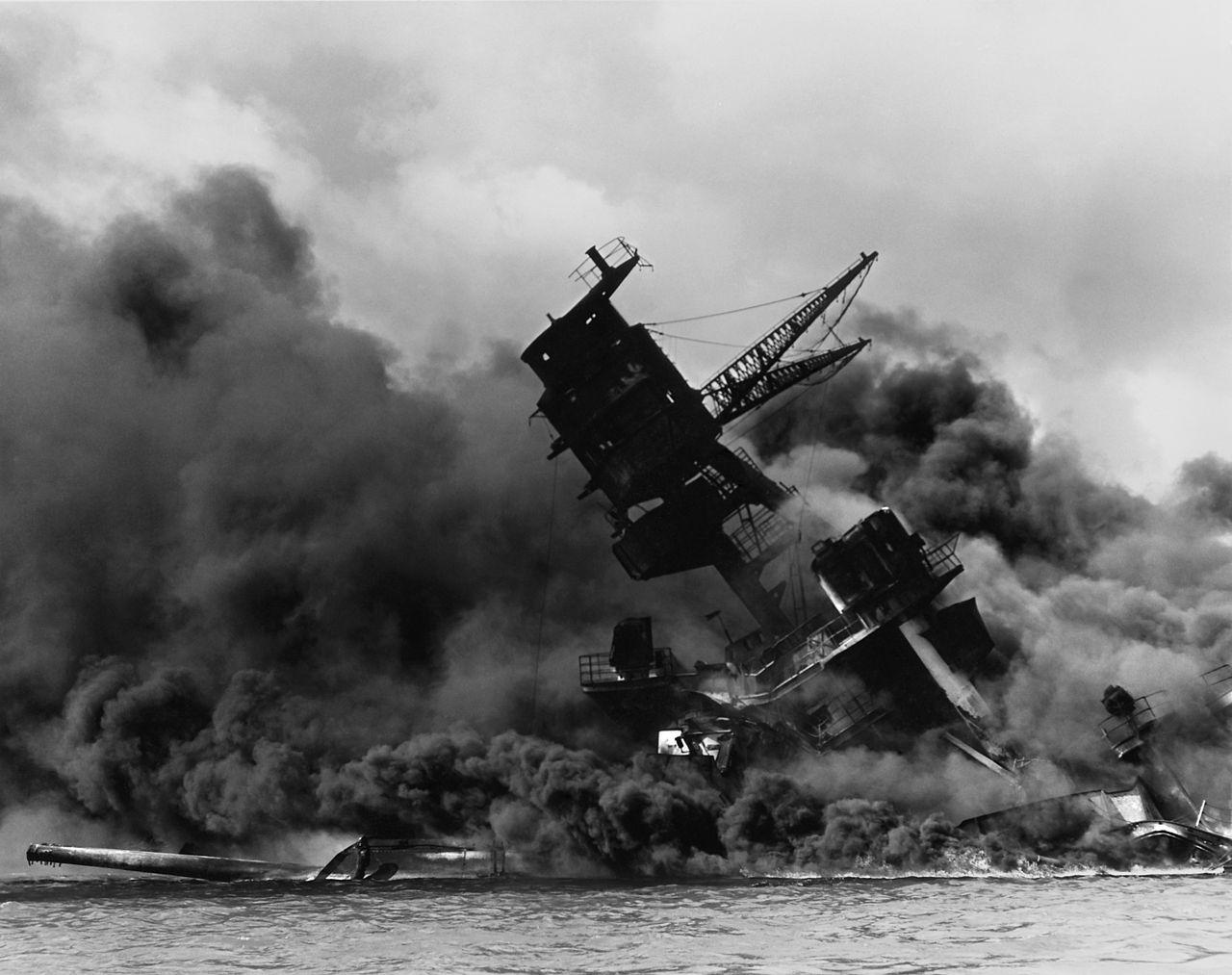 El USS Arizona (BB-39) incendiado luego del ataque Japonés en Pearl Harbor - NARA 195617
