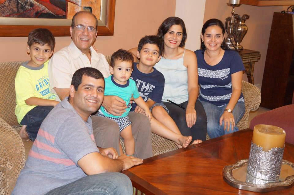 La familia de Elías: (de izquierda a derecha) Daniel Hijo, el nieto Leonardo (Leo). Elías, Daniel Jr., Bruno; Hija de Elías  Mónica, y su nuera Karin Navia